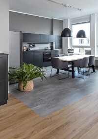 Wineo kombiniert Holz und Steindekore 