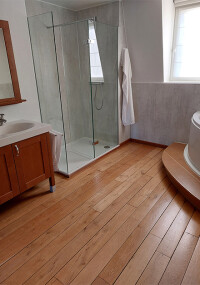 Die richtige Pflege für Holzböden im Bad