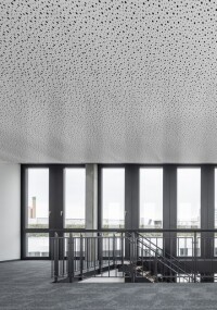 Neue streuperforierte Deckenplatte „Spreadline” von Lindner