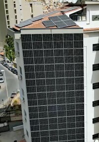 Installation einer Photovoltaik-Fassade am „Il Palazzetto”