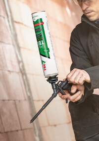 Novatech: MS-Hybridpolymer-Klebstoff „SprayTec” mit 100% Feststoffgehalt