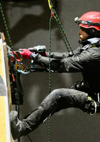 Nachtschicht: Fassadendämmung von Fassadenkletterern montiert