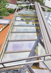 Weinor installiert Markisen-Doppelanlage an facettiertem Glasdach