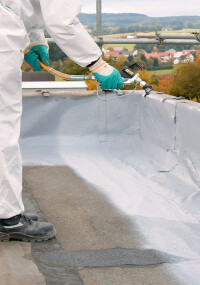 PU-Hybridabdichtung für die Flachdachregeneration im Spritzverfahren von Remmers