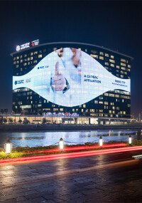 LED-Hightech-Glasfassade für Klinik in Katar