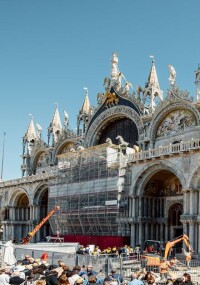 Fischer Injektionsmörtel an Glasbarrieren am Markusdom in Venedig