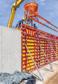 Hochwasser-Schutzwand mittels Maximo-Wandschalungssystem von Peri