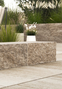 Neues Mauersystem bei FCN: Jardina Mauer mit Spaltsteinoptik