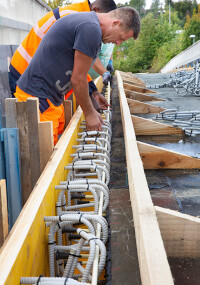 Schöck erneuert Brückenkappen der Fußgängerbrücke an der A831