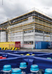 PERI UP Fassadengerüst bei Sanierung einer Abfülllinie der Adelholzener Alpenquell GmbH eingesetzt