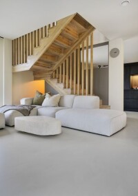 Sandfarbene PU-Bodenbeschichtung in Betonoptik