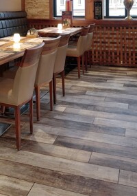 Designboden von Project Floors in ungewöhnlicher Verlegungsart mit Fugenprofil 