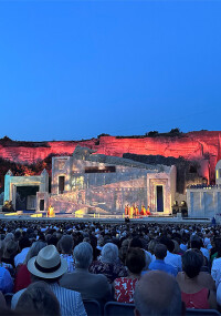 Eine halbe Mio. Schrauben von Würth für den Bühnenbau der Oper Aida