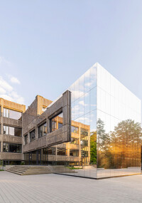 Sanierung einer Béton Brut-Schule mit Sonnenschutz von Warema