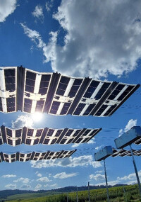 Hochschule Geisenheim nimmt mobile Agrivoltaik-Anlage von sbp Sonne in Betrieb 