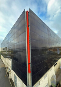 Fischer PV-Clips sichern Solarmodule an Fassade eines Bestandsgebäudes