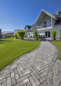 Neue Mauer und Gestaltungspflaster in Ziegeloptik von KANN