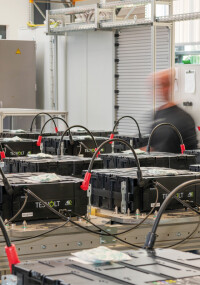 Helukabel bei der Verkabelung von Tesvolt Batteriespeichersystemen