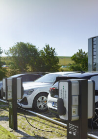 Hager: Komplettlösungen für Energiemanagement und Ladeinfrastruktur in Wohn- und Zweckbau 