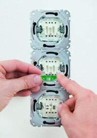 Schneider Electric: Schnellmontagesystem für Schalter und Steckdosen