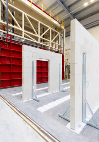 Vollautomatisiert vorgefertigte Mauertafeln aus Kalksandstein von Emsländer Bauwerkstoffe