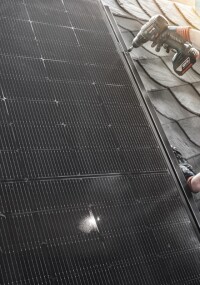 Rathscheck Schiefer erweitert sein Portfolio um Aufdach-Photovoltaiksysteme