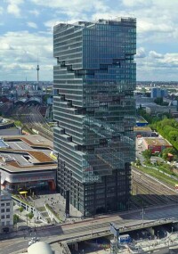 Loro steuert die Entwässerung des EDGE East Side Tower in Berlin über Dach, Terrasse und Fassade 