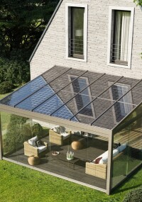 Terrassendach mit integrierter Stromgewinnung von Solarlux