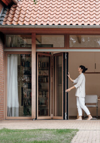 Solarlux: Glas-Faltwand-Systeme aus Red Grandis-Hartholz