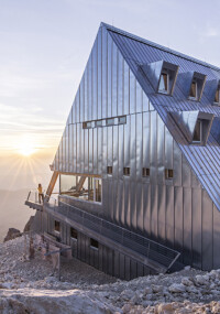 Swisspacer Air ermöglicht Druckausgleich beim Fenstertransport per Helikopter