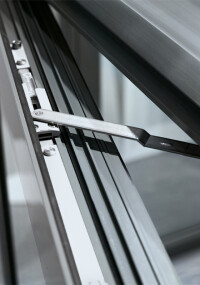 Roto Aluvision: Endlagenarretierter Öffnungsbegrenzer in Standardlieferzeit 