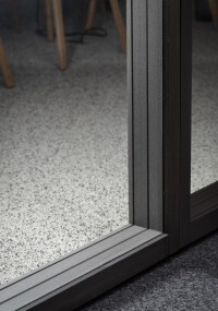 Lindner nutzt GCC Holzwerkstoff in Glastrennwand