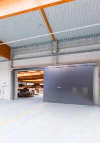 Teckentrup: Brandschutzschiebetore mit bis zu vier Schlupftüren