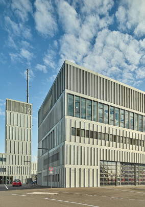 Feuerwehr in Szene gesetzt mit Industrie-Sektionaltoren von Hörmann