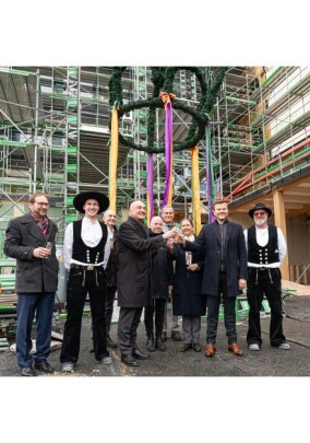 UmweltBank feiert Richtfest für Holzhochhaus in Nürnberg