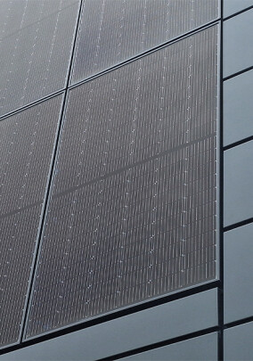 BWM Fassadensysteme realisiert großflächige Solarfassade in Iggensbach