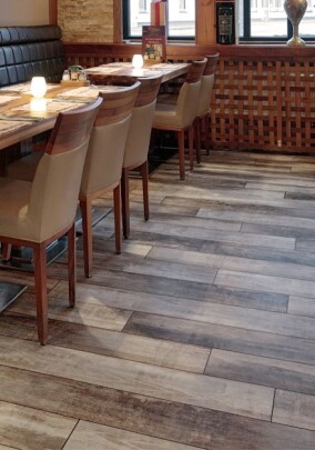 Designboden von Project Floors in ungewöhnlicher Verlegungsart mit Fugenprofil 