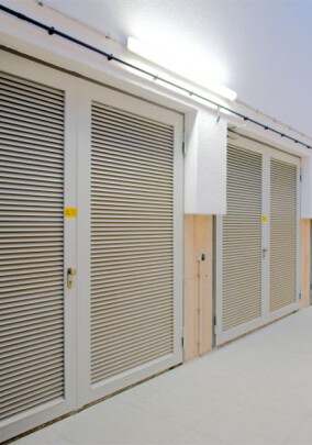 System Schröders Türen mit Lamellenlüftungen und Einbruchschutzklasse RC4