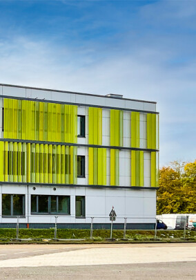 Dezentrale und zentrale Lüftungsgeräte von Airflow bei Schulneubau eingesetzt