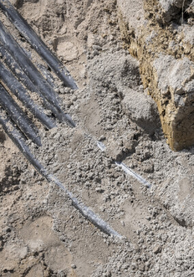 Heidelberg Materials: Verlegungen von Erdkabeln im Solarpark Gundelsheim in wärmeleitfähigem Bettungssand