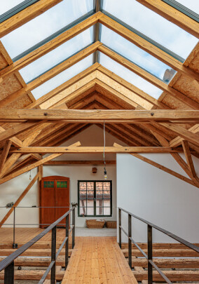 Vierseithof von 1864 wird Künstlertreffpunkt und erhält Glasolux-Firstverglasung