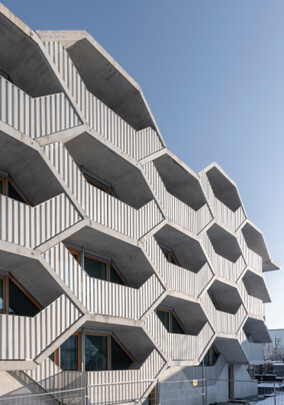 Schöck Isokorb: Thermisch getrennter Balkonanschluss im Wabenhaus in München