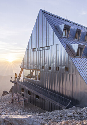 Swisspacer Air ermöglicht Druckausgleich beim Fenstertransport per Helikopter