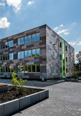 OWA: Kernsanierter Plattenbau wird zum modernen Schulgebäude