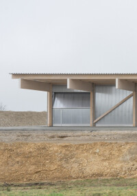 Rodeca: Polycarbonat-Fassade für lichtdurchflutetes Industriegebäude