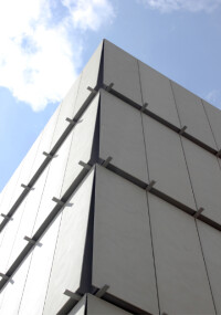 SFS liefert maßgeschneiderte Lösung für unsichtbare Befestigung von GFB-Fassadenplatten