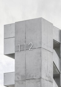 Neubau des Feuerwehrgerätehauses Rheinfelden mit glänzender Metallfassade