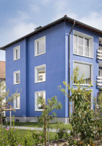 Fassadensanierung: Knallblau und gut gedämmt