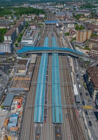 Nachhaltig und auffällig: Fußgängerbrücke mit blauen Polycarbonat-Paneelen von Rodeca