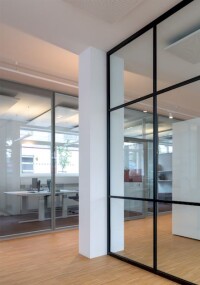 Strähle: Neues versetzbares Glastrennwandsystem im Industrial Design
